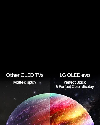 중앙의 수직선을 경계로 디스플레이의 효과를 비교해 보여주는 이미지입니다. 왼쪽은 'Other OLED TVs Matte display'라는 문구와 함께 차분하고 부드러운 색감의 행성 모습이 보이며, 오른쪽은 'LG OLED evo Perfect Black &amp; Perfect Color display'라는 문구와 함께 대비가 명확하고 선명하며 화려한 색감의 행성 모습이 대조를 이루고 있습니다.