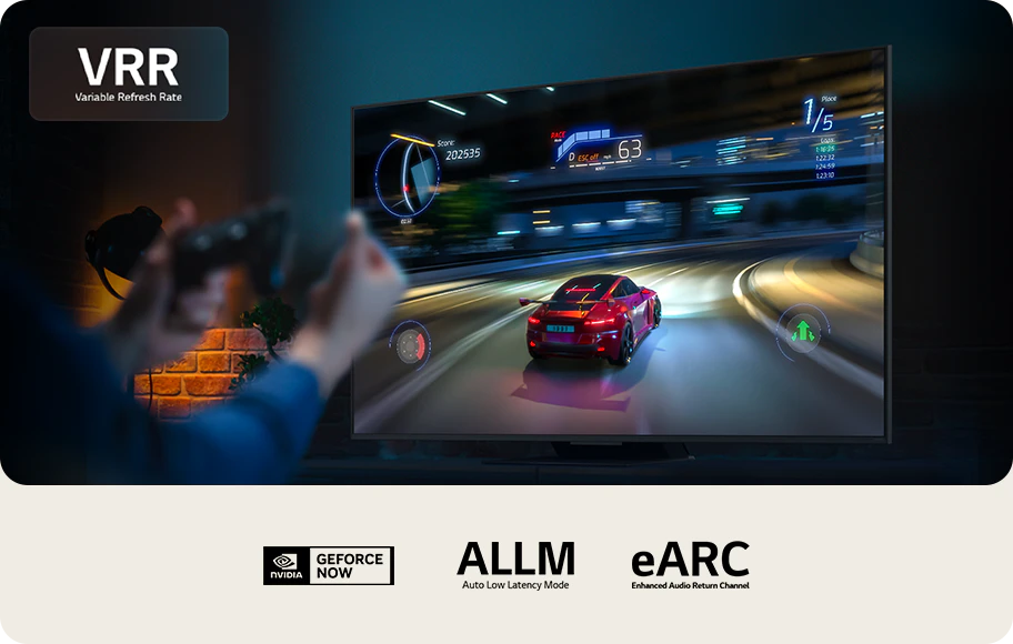 이미지에는 VRR(Variable Refresh Rate)이라는 텍스트가 있으며, 한 사람이 게임 컨트롤러를 들고 있는 모습이 보입니다. 화면에는 빨간색 자동차가 고속도로를 달리는 레이싱 게임 장면이 표시되어 있고, 점수와 속도, 순위 등의 게임 정보가 나타나 있습니다. 하단에는 NVIDIA GEFORCE NOW, ALLM(Auto Low Latency Mode), eARC(Enhanced Audio Return Channel)이라는 텍스트가 있습니다.
